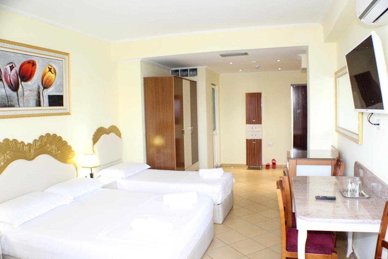 Republika Hotel Sarandë Esterno foto