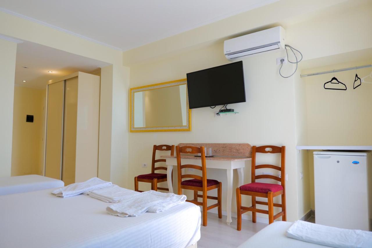 Republika Hotel Sarandë Esterno foto