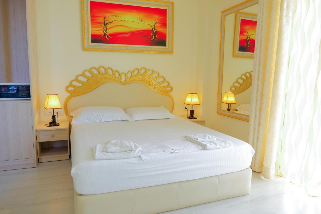 Republika Hotel Sarandë Esterno foto
