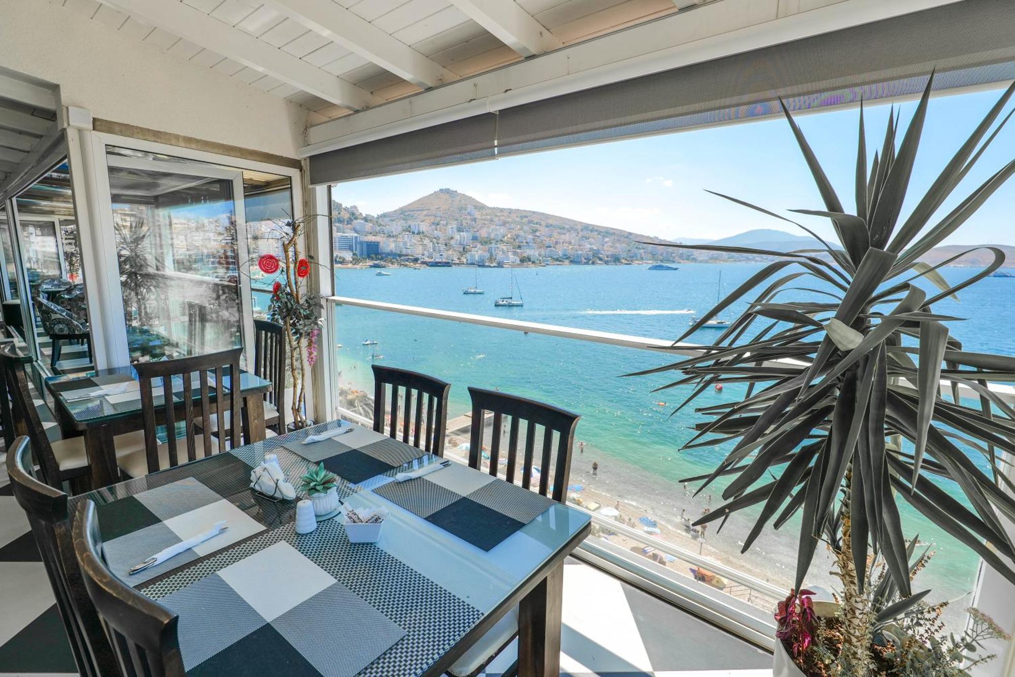 Republika Hotel Sarandë Esterno foto