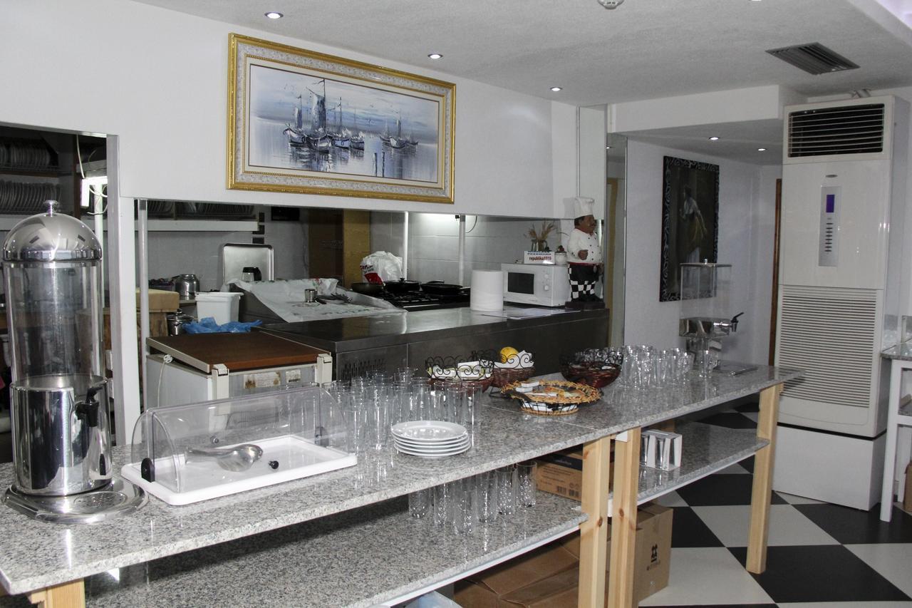 Republika Hotel Sarandë Esterno foto