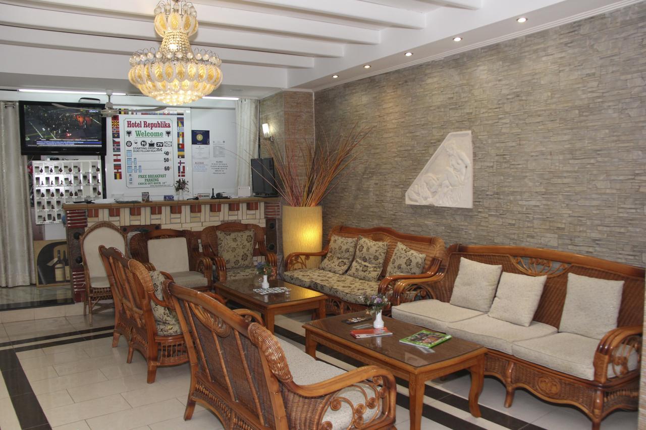 Republika Hotel Sarandë Esterno foto